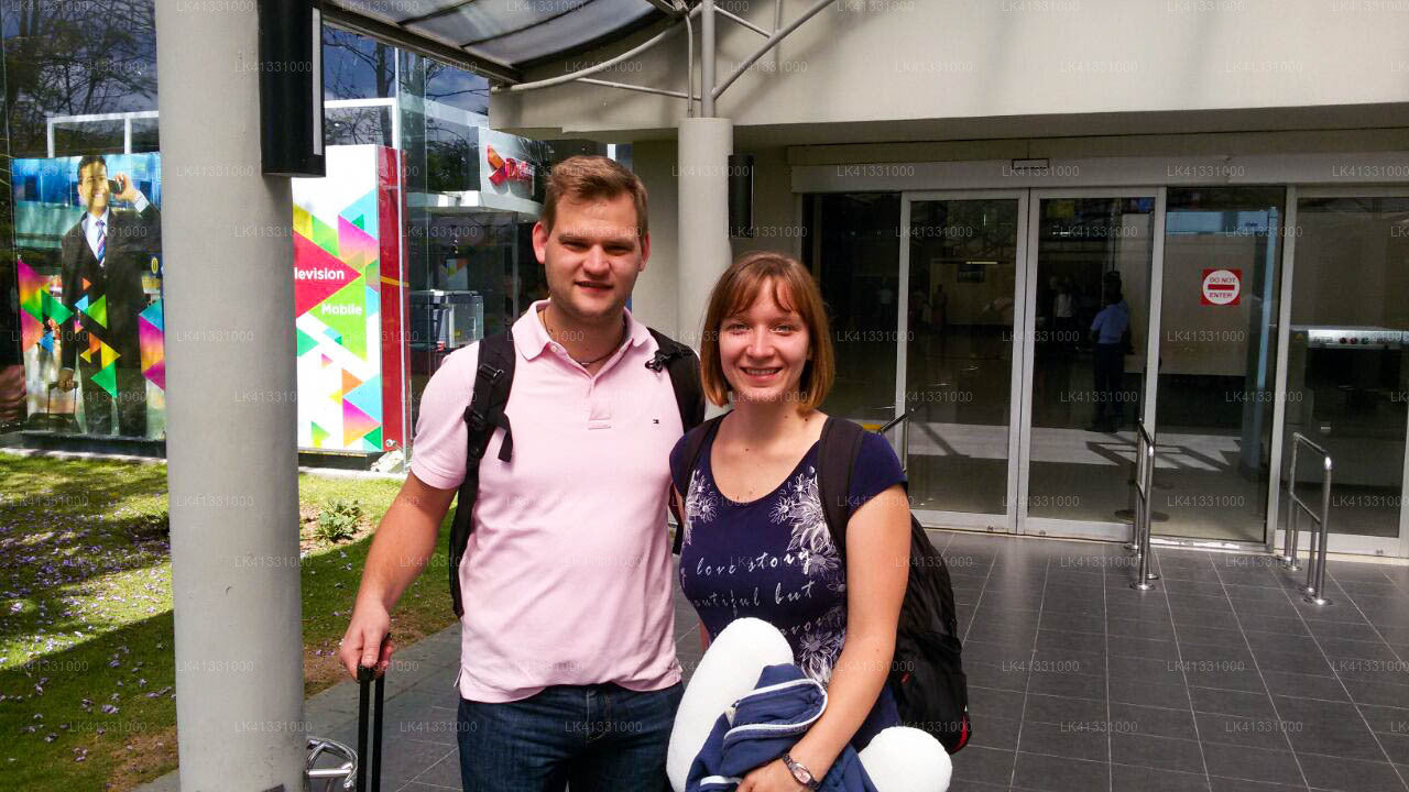 ヒッカドゥワ市からコロンボ空港 (CMB) へのプライベート送迎