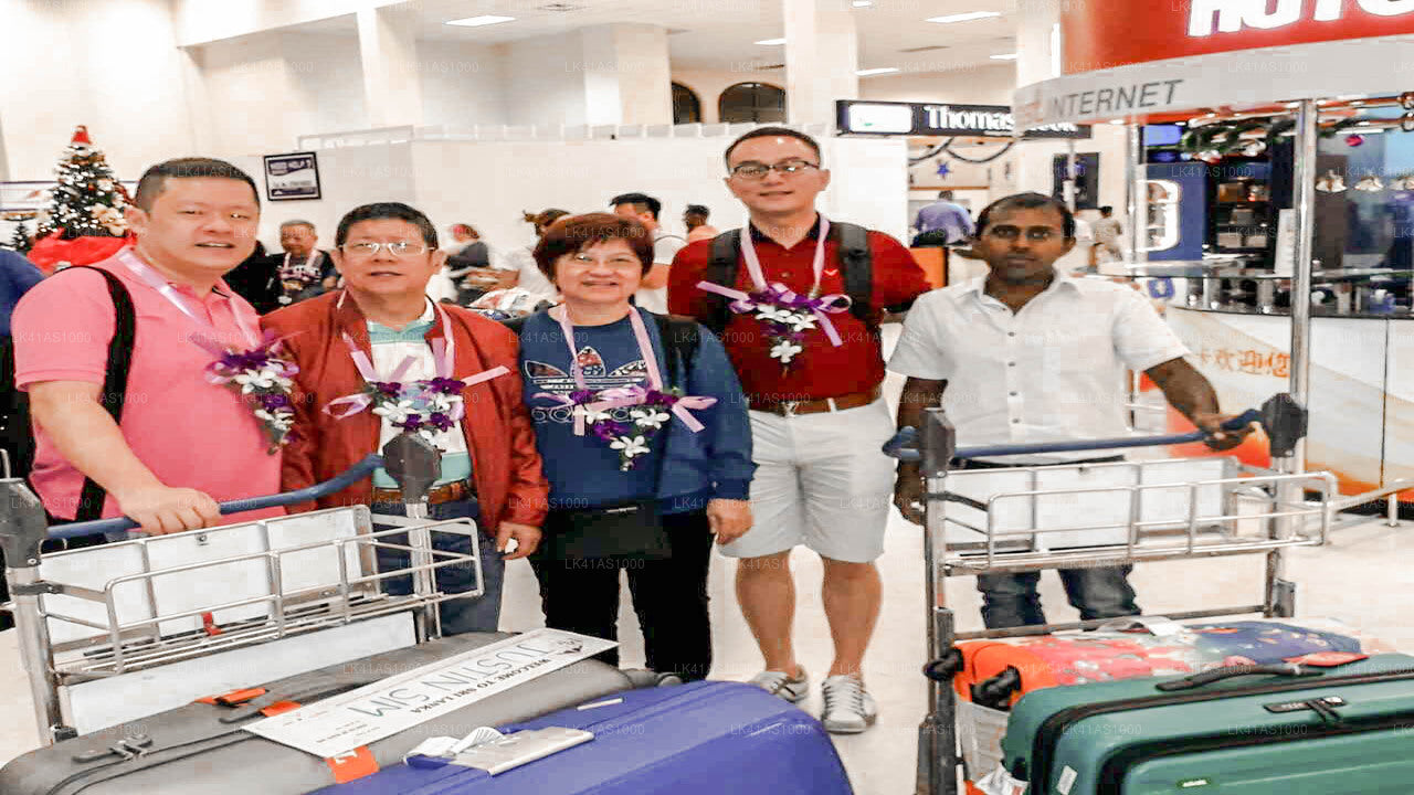 ホラナ市からコロンボ空港 (CMB) へのプライベート送迎