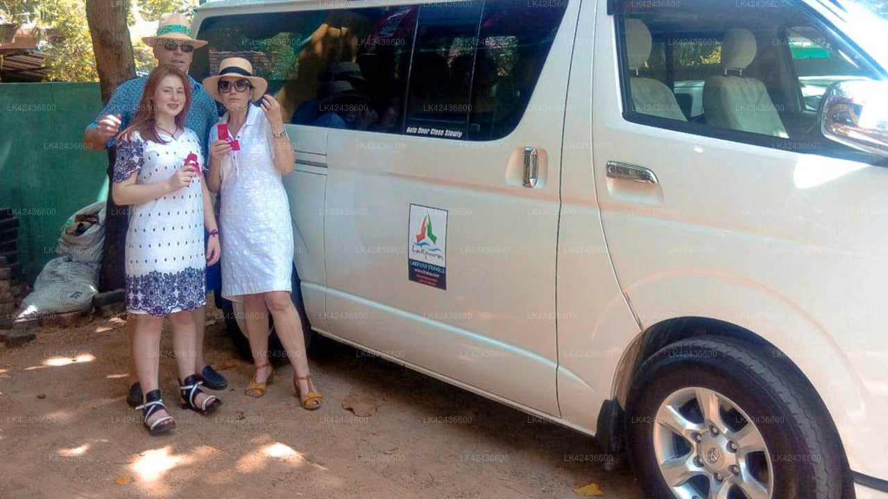 キャンディ市からポロンナルワ市へのプライベート送迎