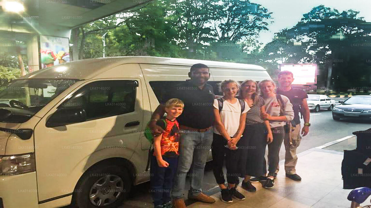 コロンボ空港 (CMB) とワイッカルのヴィラ ルディ間の送迎