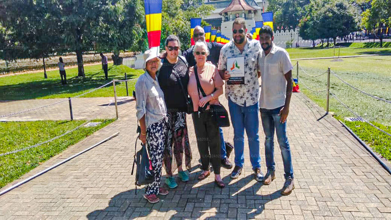 コロンボ空港 (CMB) とハットンのロック ビュー レスト間の送迎