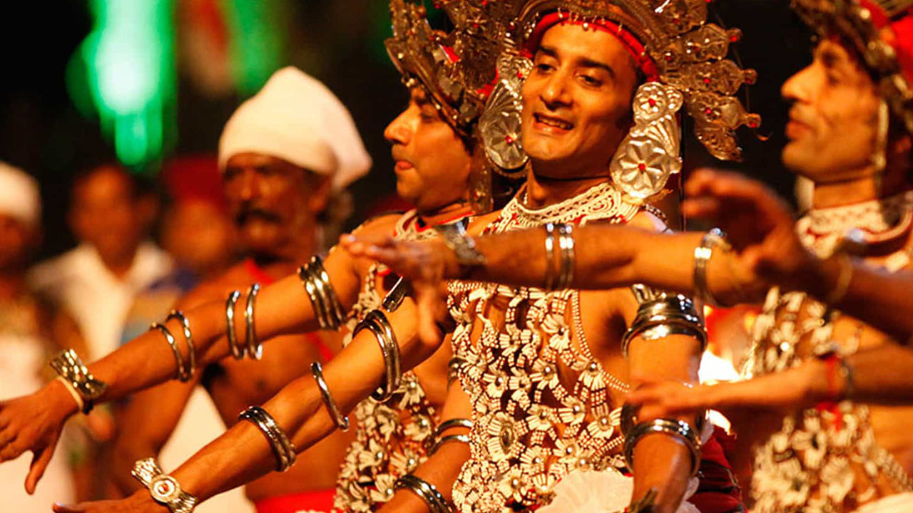 コロンボ発ピンナワラ&キャンディツアー