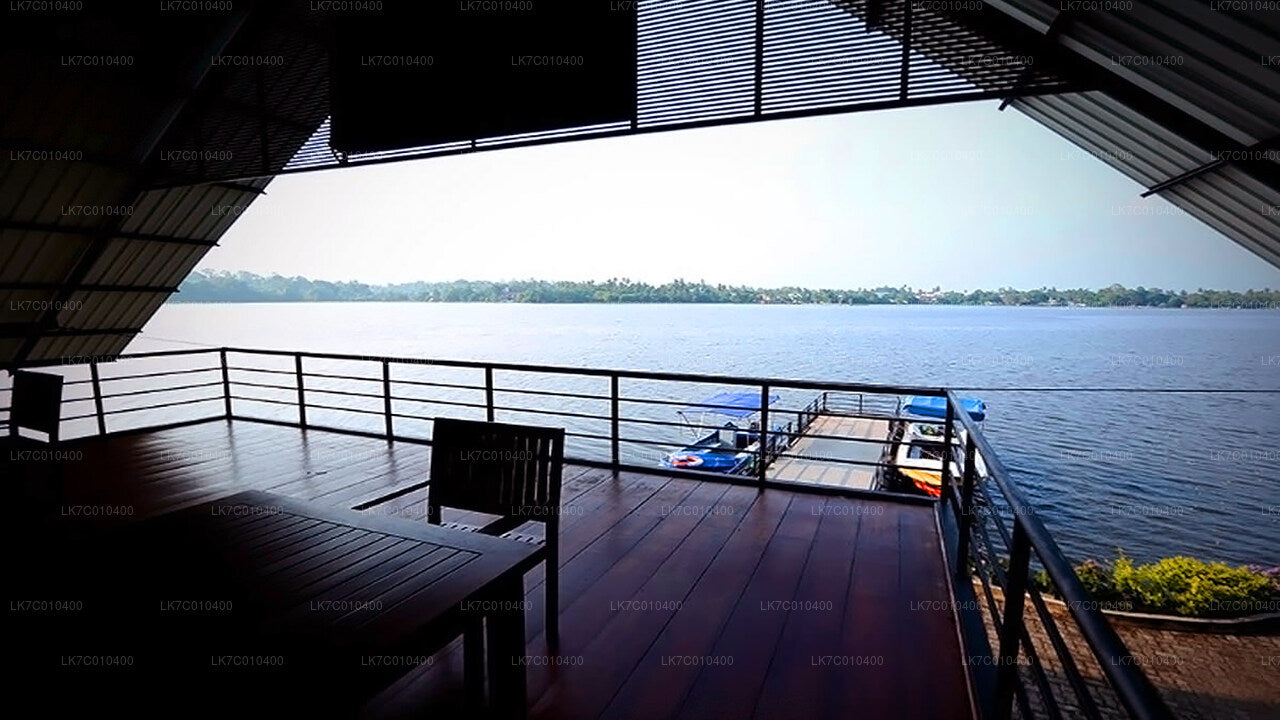 コロンボ発の湖釣りとバーベキューディナー