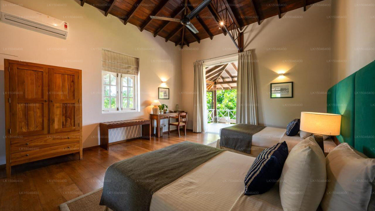 Off Rocks, Unawatuna