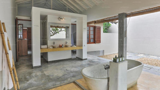 The Frangipani Tree, Talpe