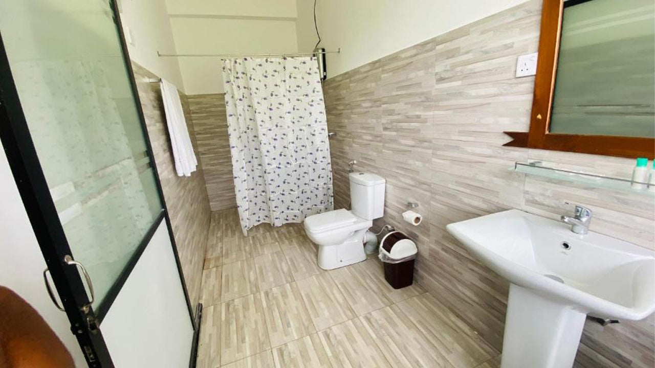 Aloft Grand Hotel, Ella