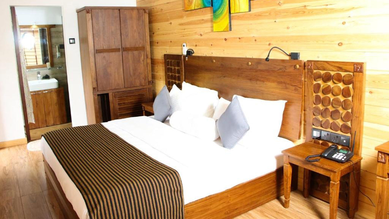 Aloft Grand Hotel, Ella