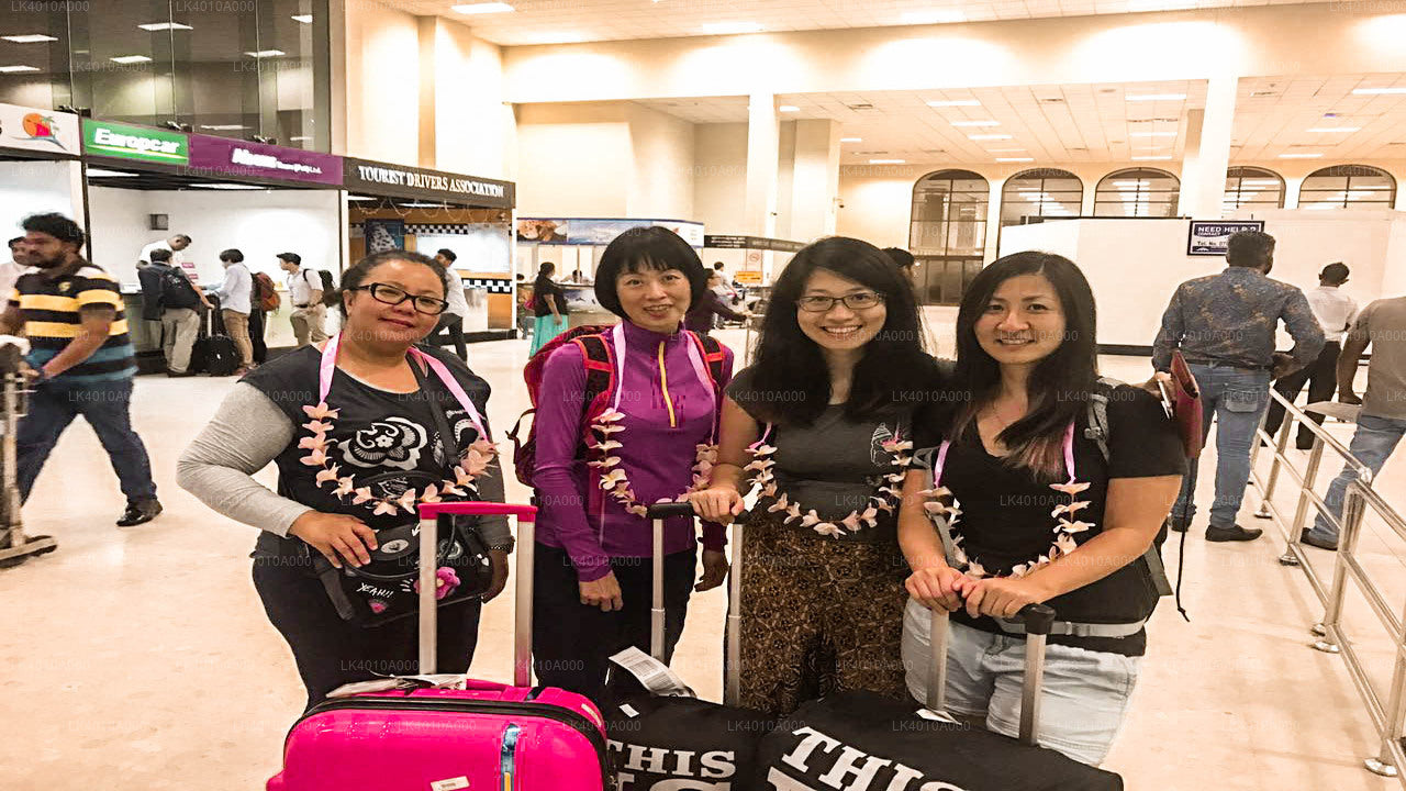 コロンボ空港 (CMB) からランブカナ市へのプライベート送迎