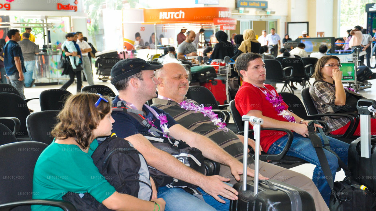コロンボ空港 (CMB) からバッティカロア空港 (BTC) への市内プライベート送迎