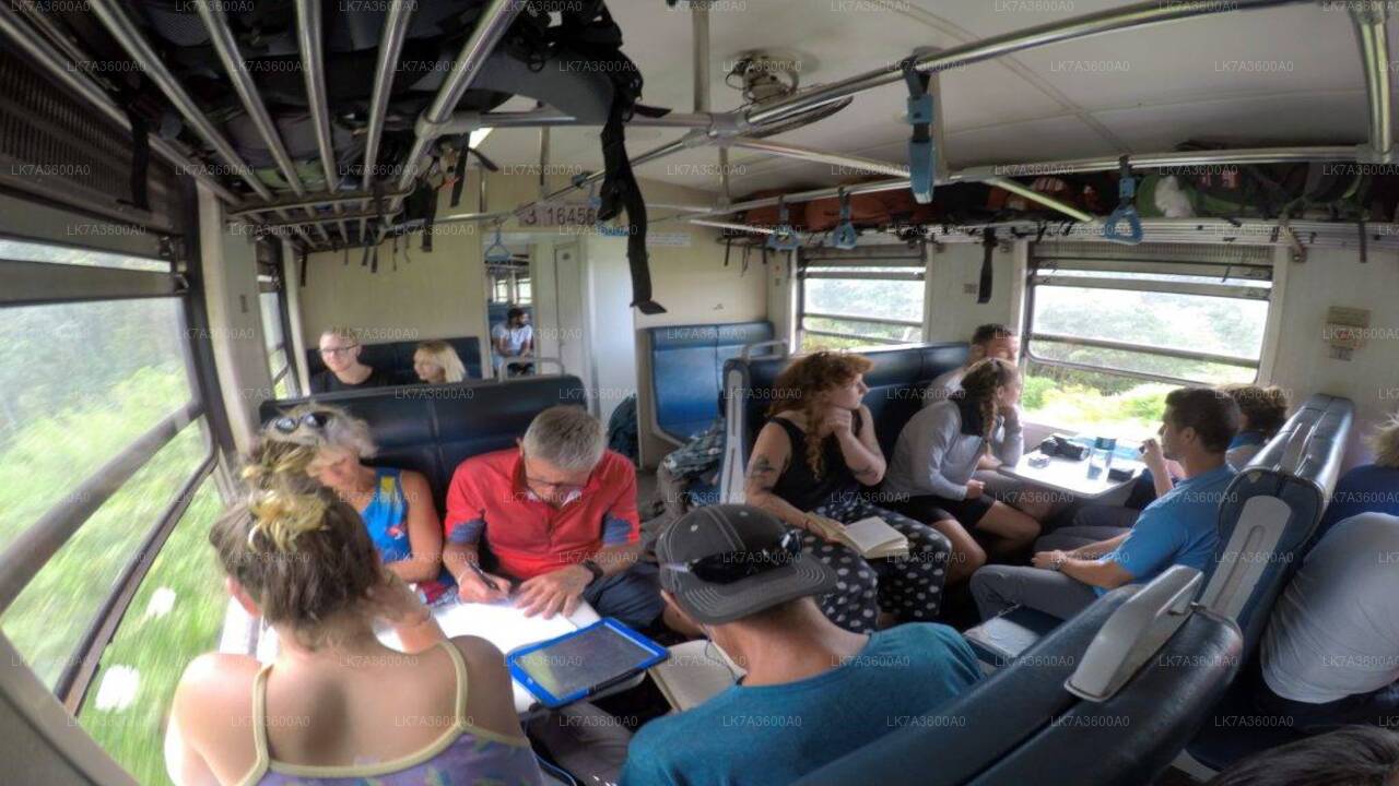 キャンディからバドゥッラまでの列車乗車（列車番号：1005「ポディ・メニケ」）