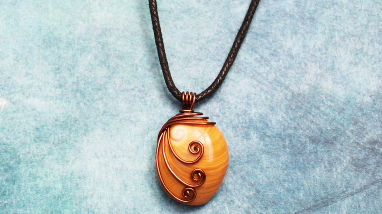 手作りの貝殻ペンダント