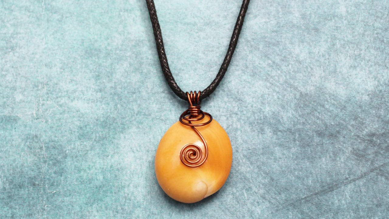 手作りの貝殻ペンダント